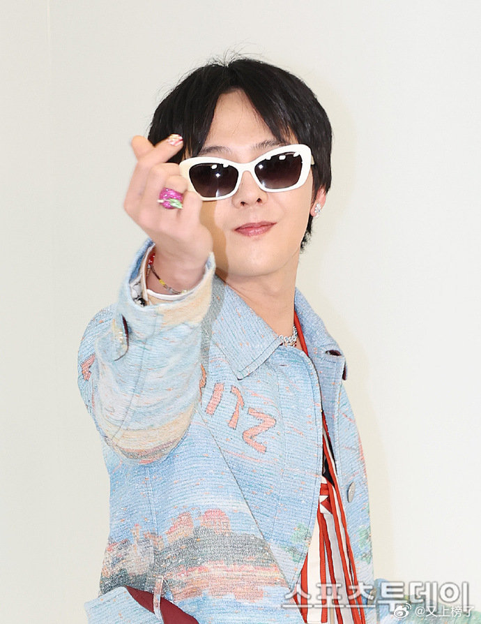 权志龙香奈儿大秀新闻图 权志龙看秀新闻图，生图状态超级好啊！权志龙看秀新闻图
