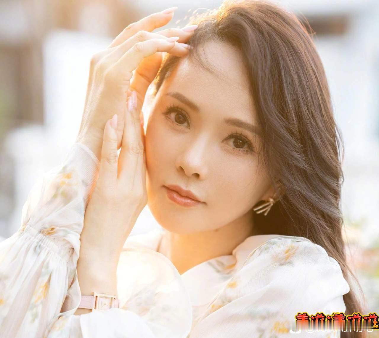 我爱美，偶尔穿得幼态，但这只是人生切面，内心早已走过千山万水。

2月26日，伊