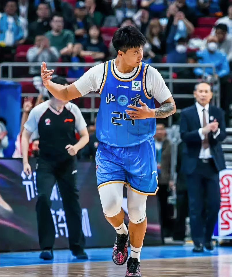 不吹不黑，今日赵继伟和赵睿数据表现对比！！

赵睿:今日比赛上场32分钟，投篮9