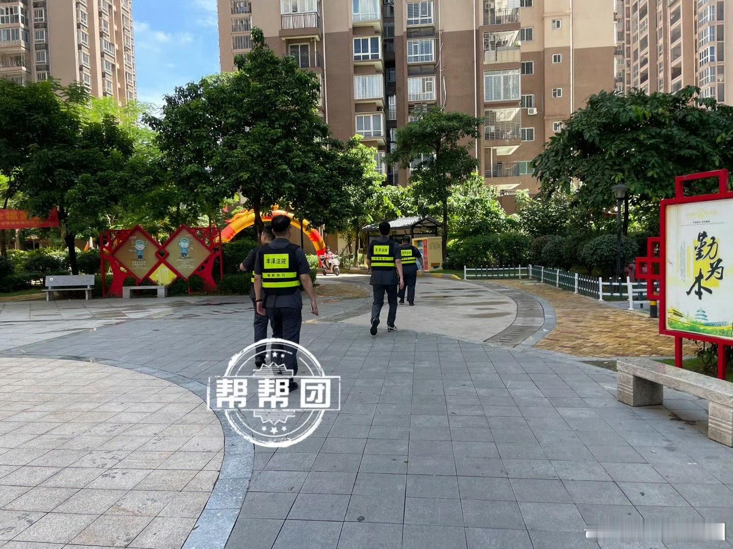 #福建一业主欠五年物业费法官上门执行# 福建泉州某小区的业主林某平与福建省某物业
