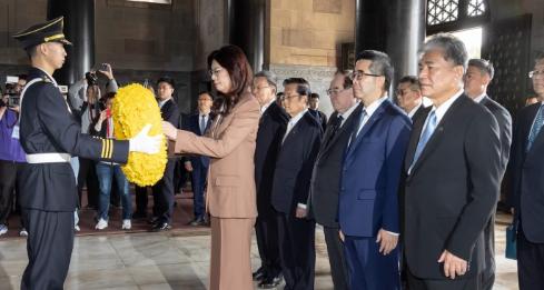 估计很多人都不明白：郑丽文本来先落地的上海，下了飞机就去了南京，然后又从南京返回