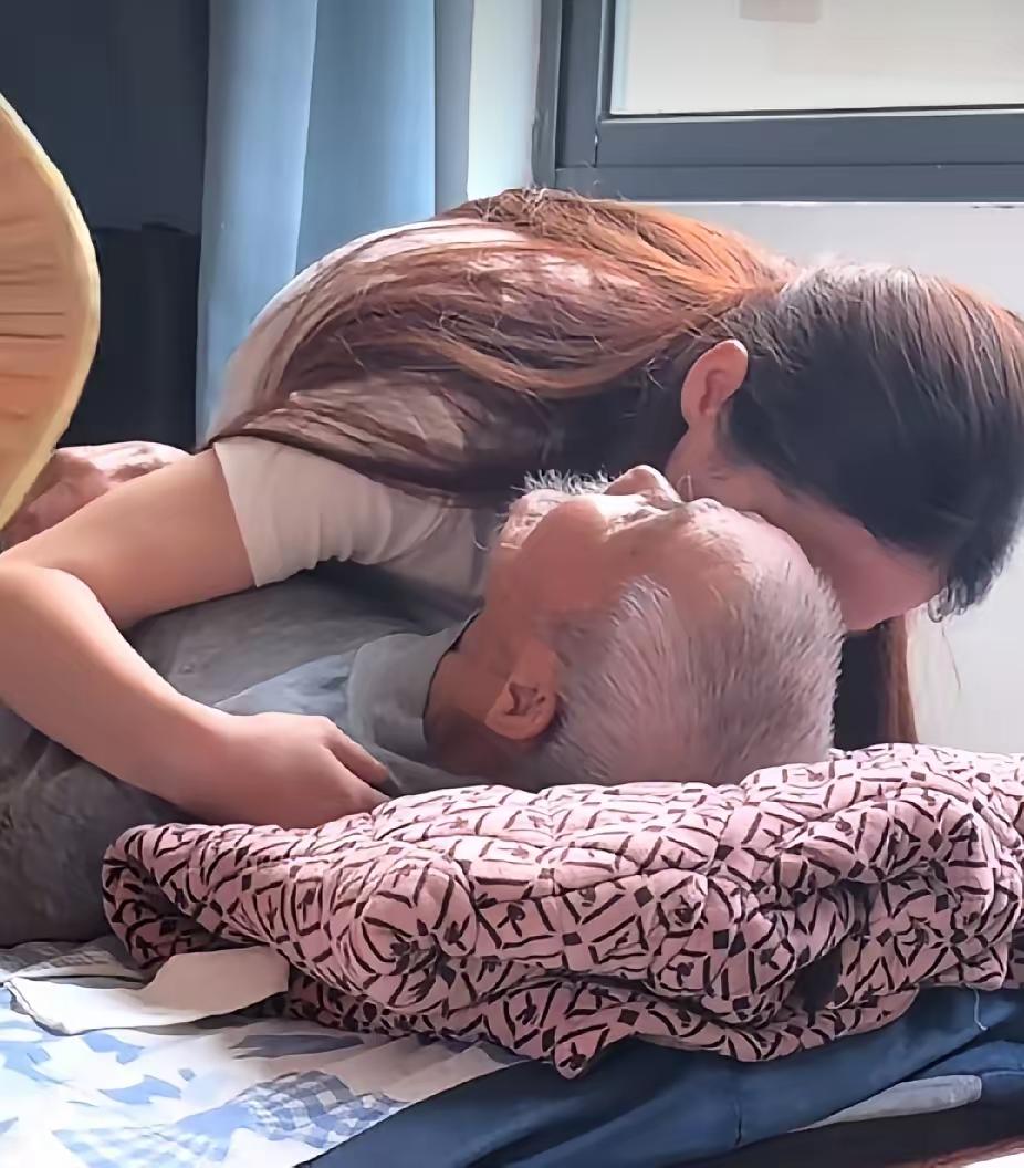 孙女去看望生重病的白发爷爷，爷爷说出的一句话，让孙女瞬间泪目了。
孙女接到奶奶打