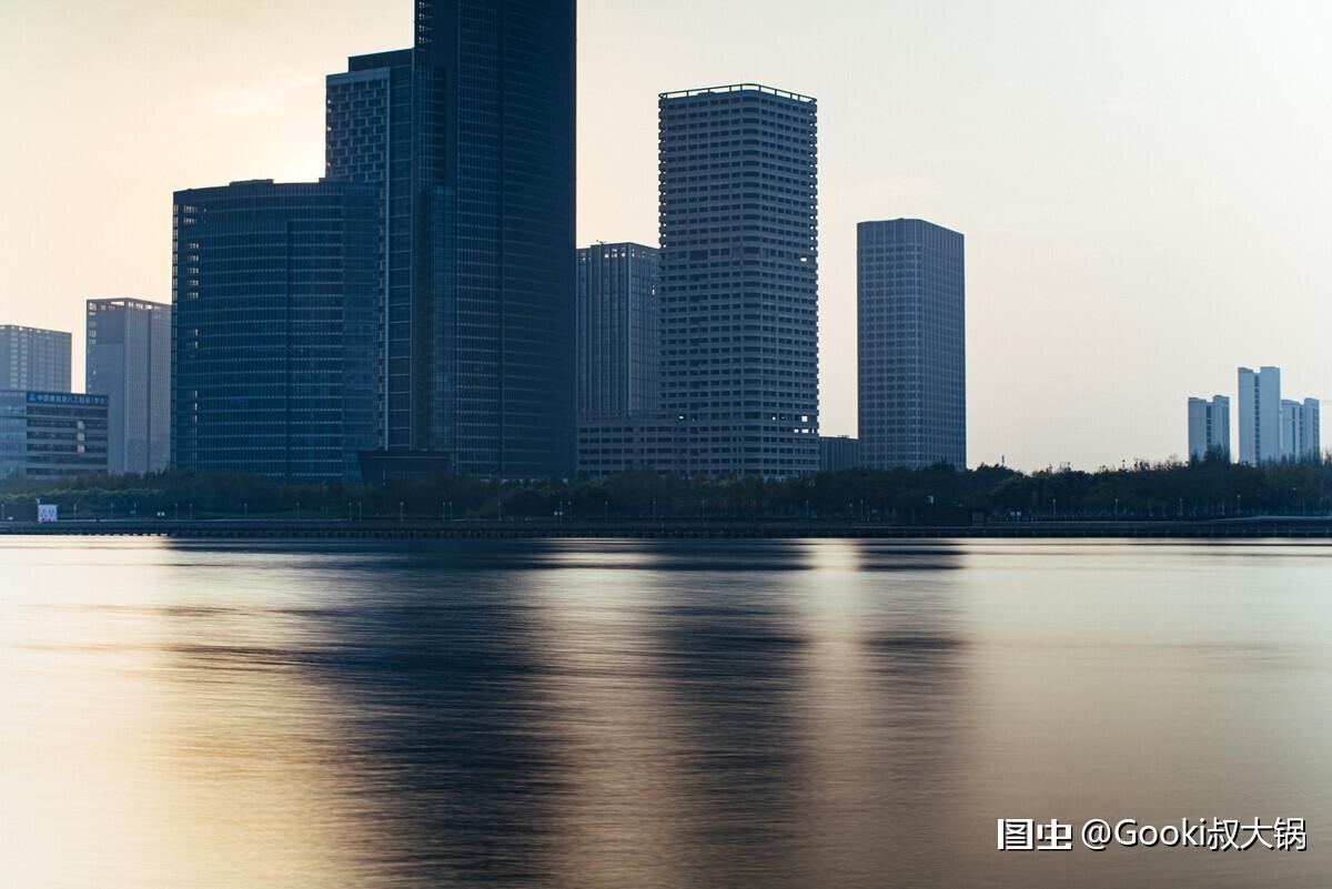 用了长曝光，拍了拉丝水面，但是吧，今天雾太大，不通透。「#秋天色彩大赏」#202