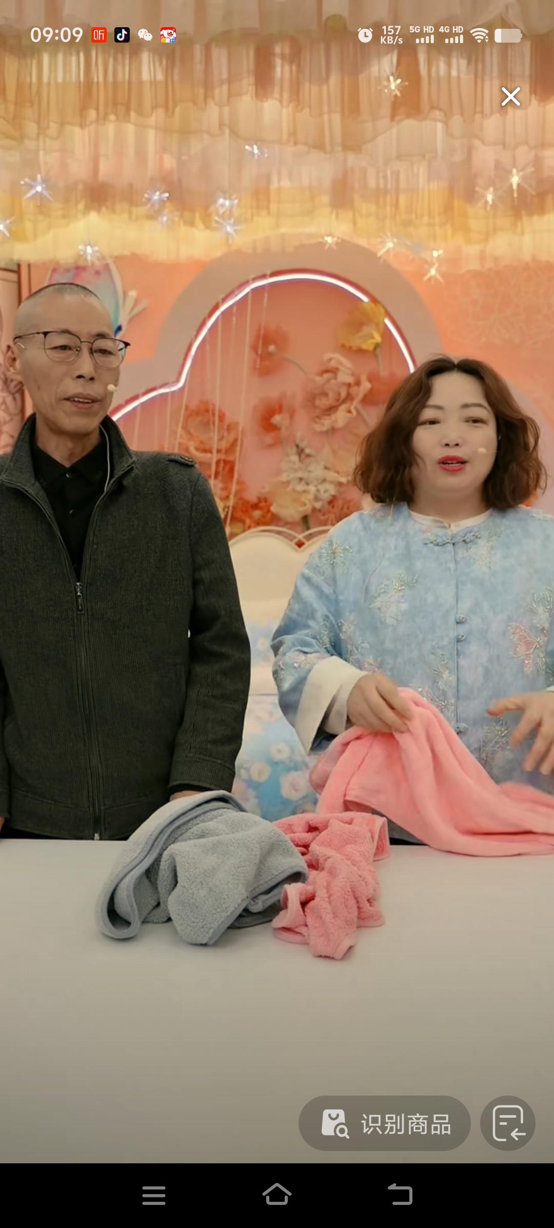 云鹏的爸爸，今天在浙江杭州觉西施的直播间带货。他和爸爸团圆一事得到了广大粉丝网友