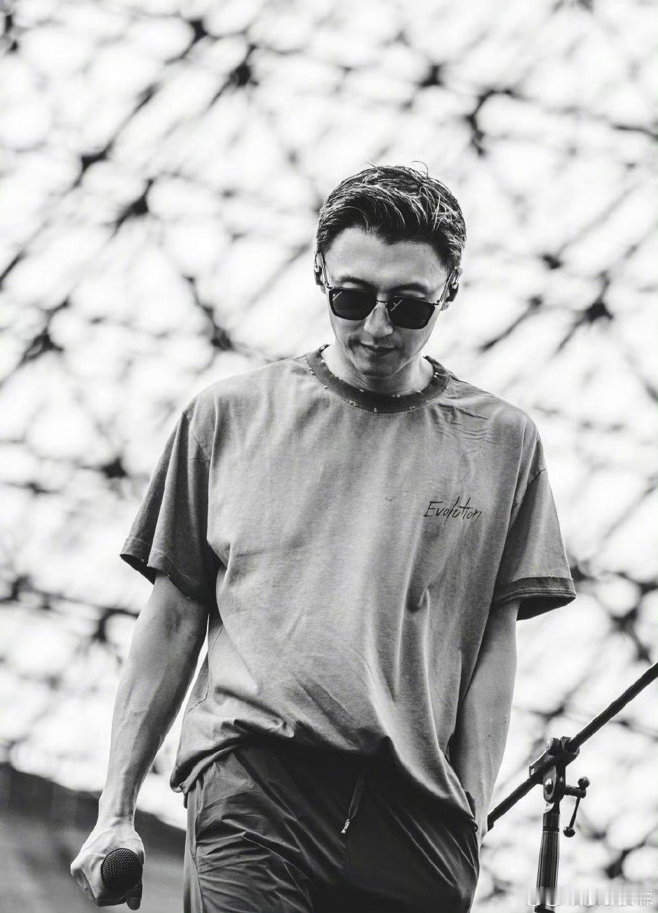 谢霆锋何超琼为香港火灾捐款500万 守望相助抗灾情！谢霆锋通过锋味控股、何超琼依