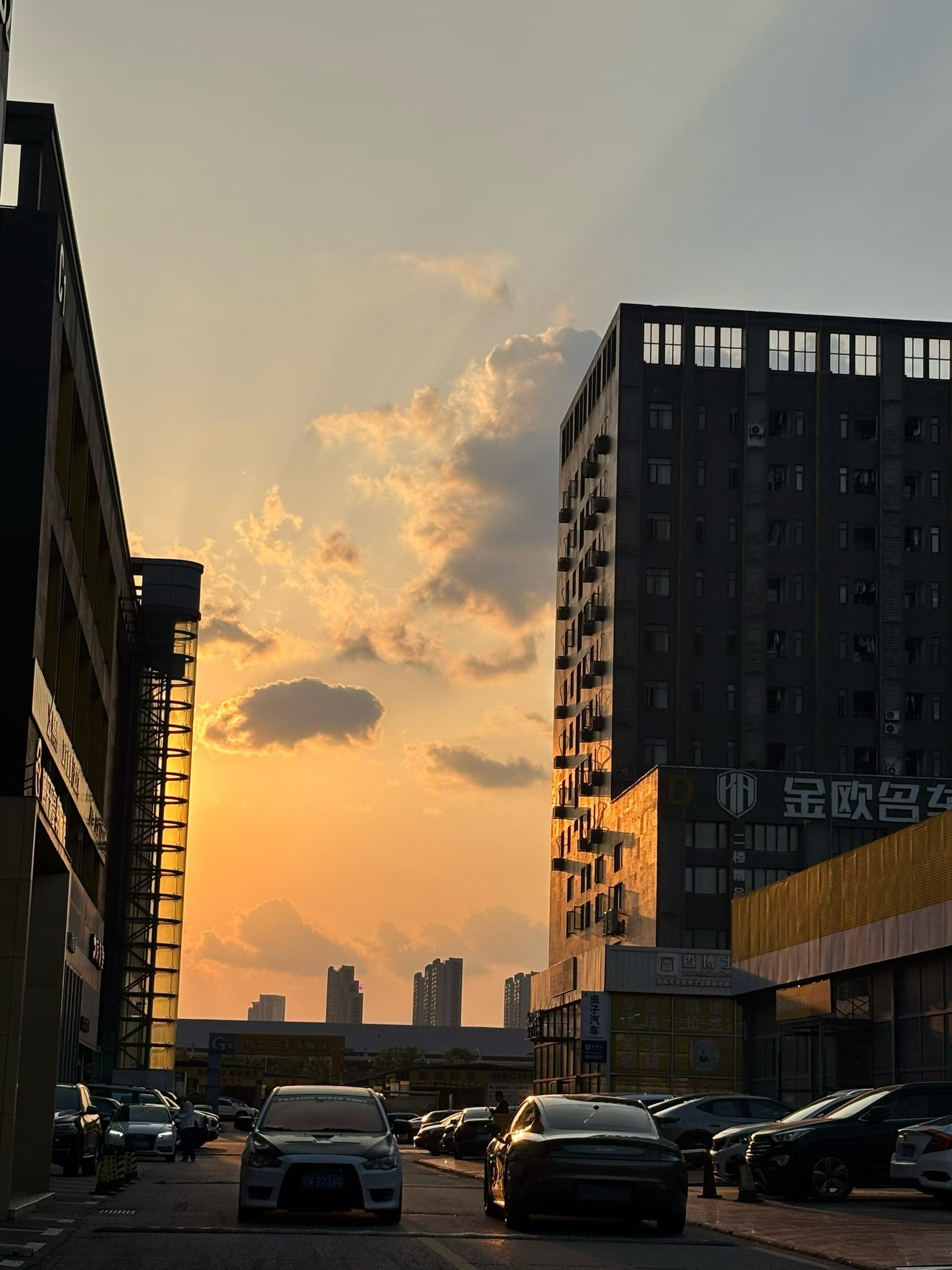 夕阳西下，断肠人在天涯。五一倒计时 24小，你们心动了吗？抽奖，抽奖小伙伴们。 