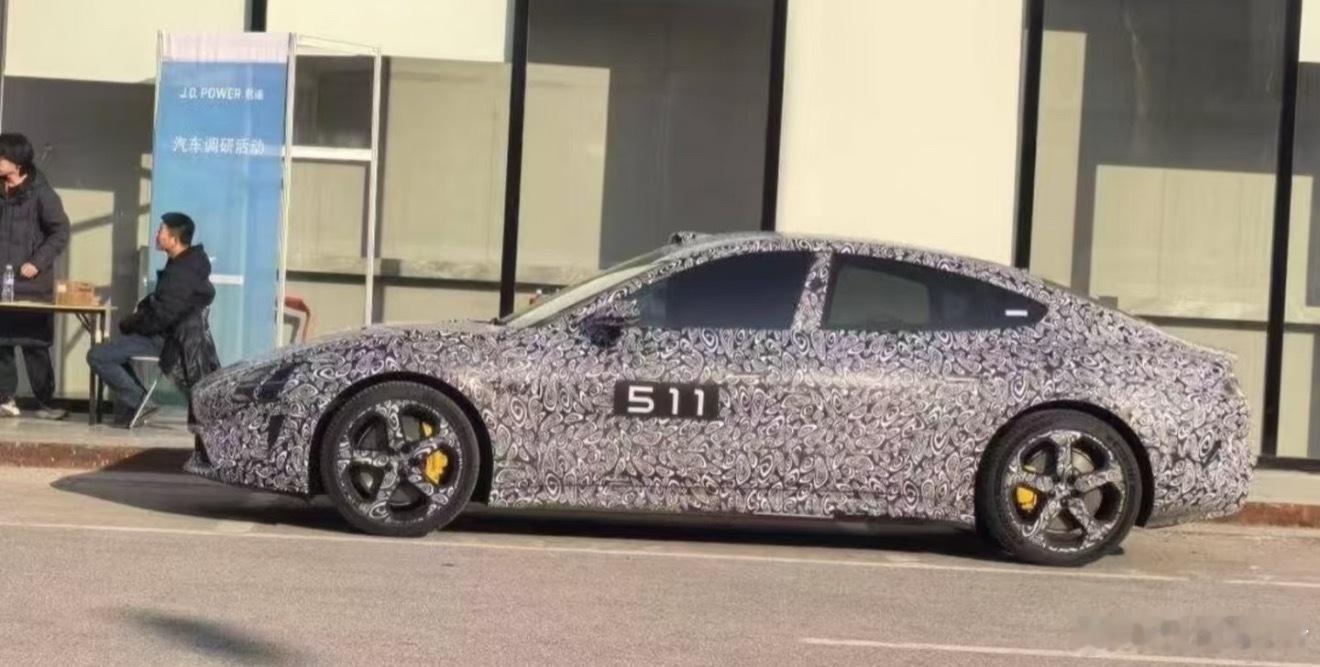 新款小米su7，感觉马上就要来了这还有好多车主的没交付呢那新款来了，这是从新排队