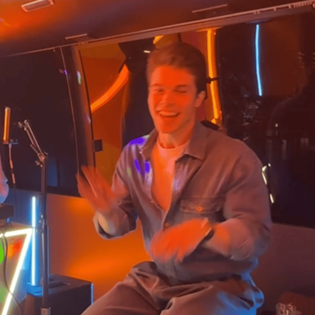 第一次见外国人误闯天家上海夜生活也太会玩了！直接把派对搬进夜间限定巴士，老外一口