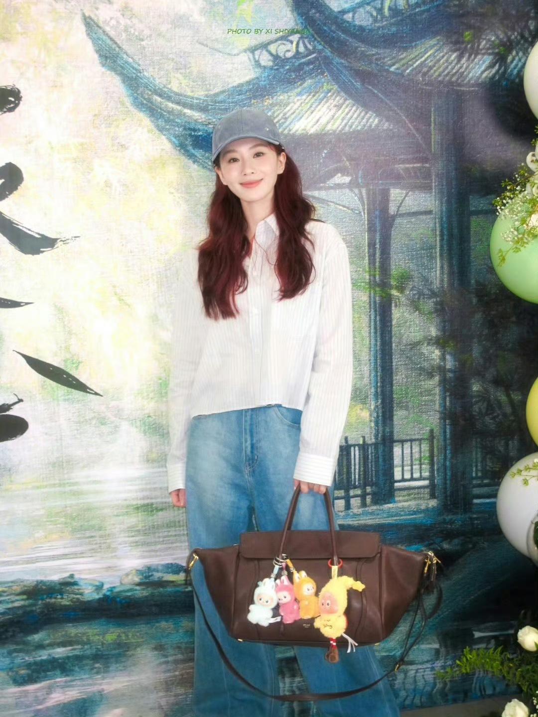 气质独特，十分美丽🤩