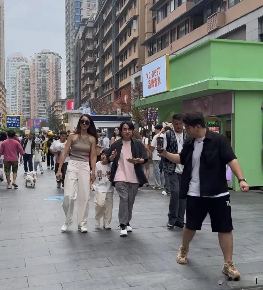贵阳街头偶遇王祖蓝一家啦！他带着妻子、女儿还有岳母在逛吃，画面超温馨。一家人接地