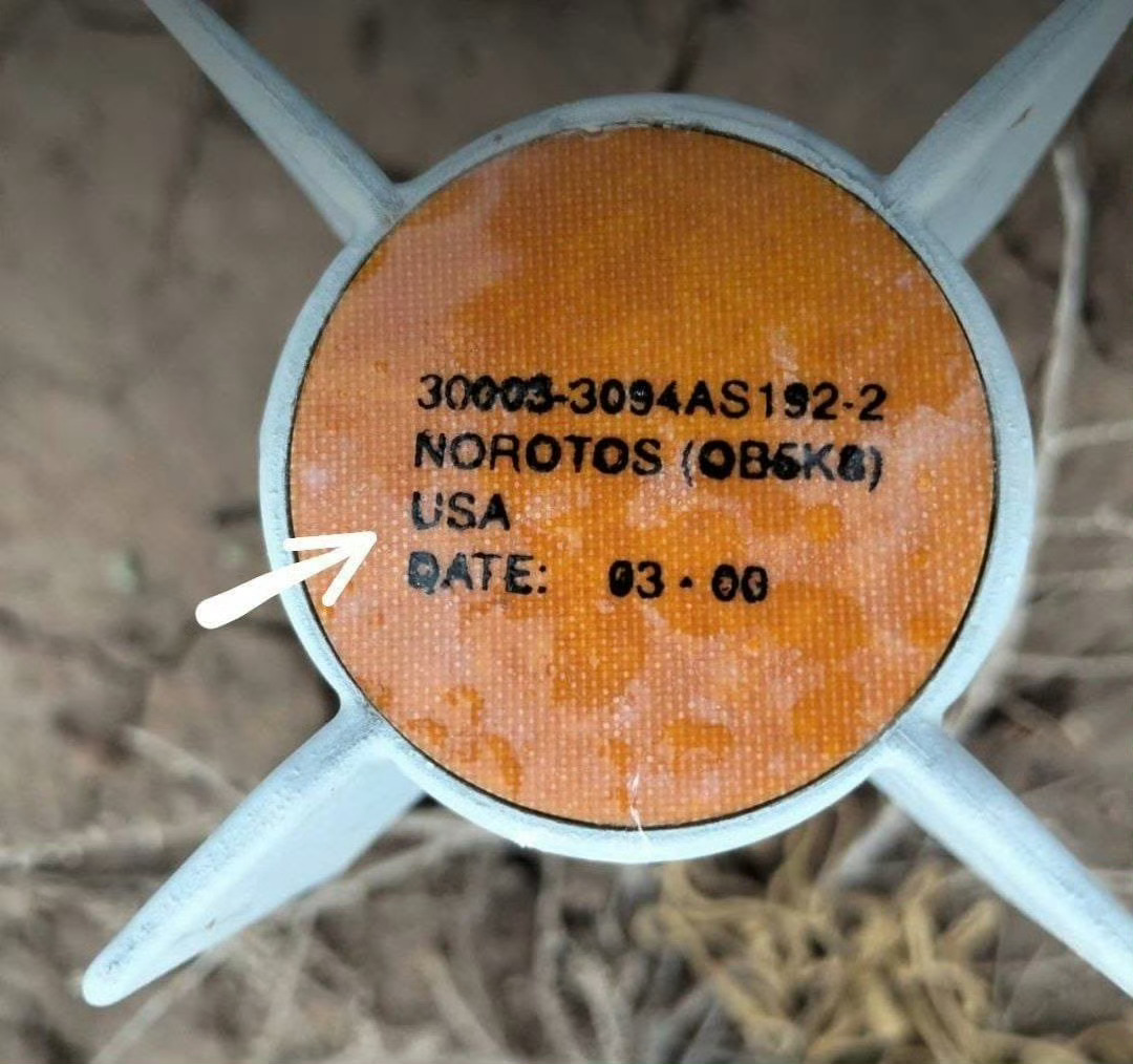 伊拉克老乡发现了一些插在地上的小东西，这个不是弹药，而是F-16/18等飞机上配