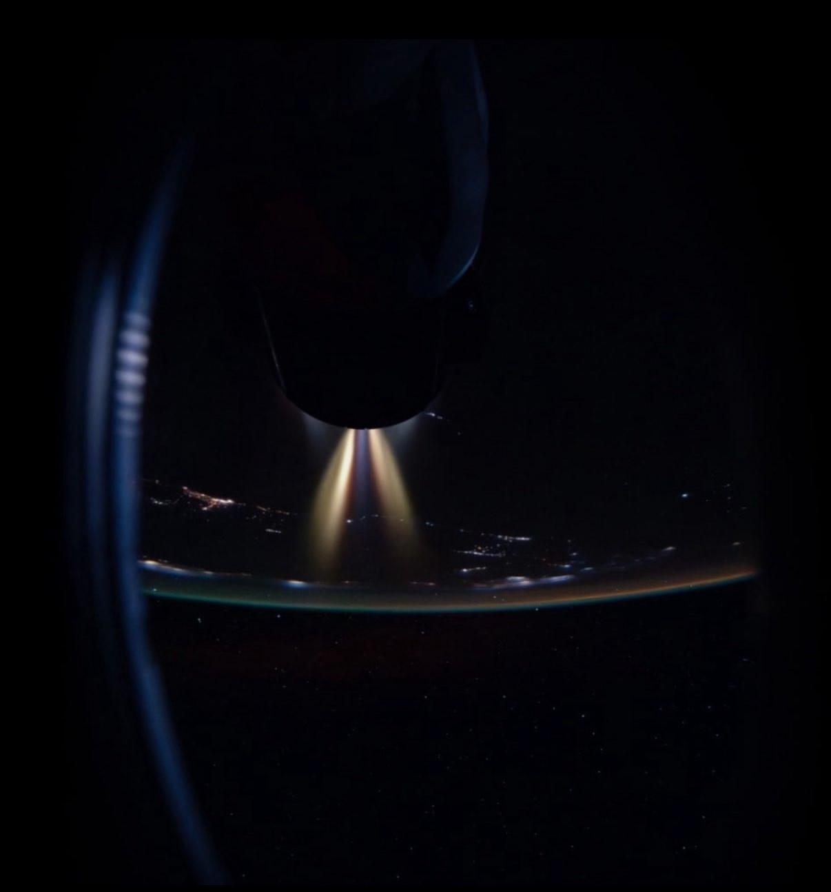 这是龙飞船在太空点火

最近停靠在国际空间站的龙飞船，点燃了发动机。这次发动机点