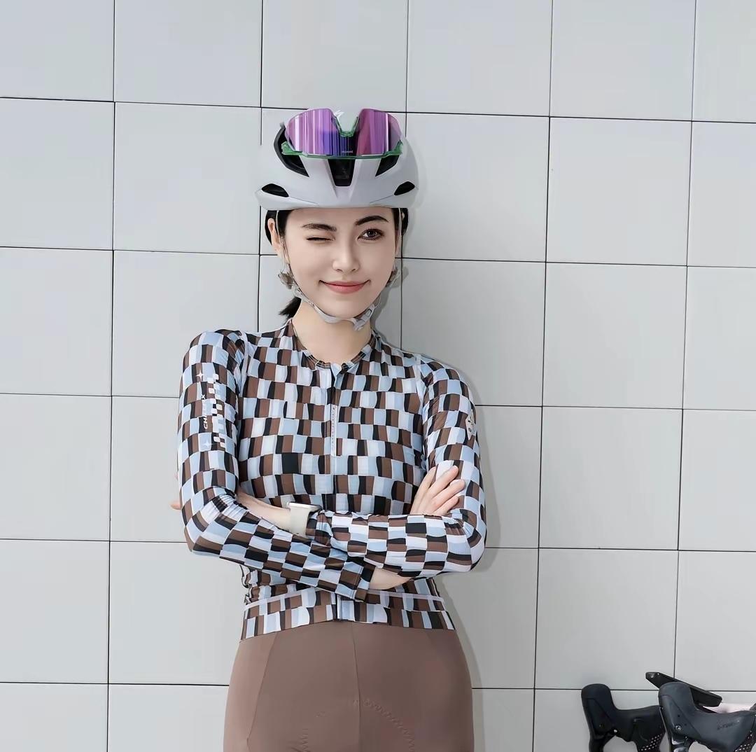 元气满满的一天，从骑行开始！🚴‍♀️😊骑行爱好者一般身材都很健美，尤其是腿，