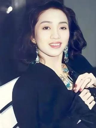 梅艳芳去世后，在医院欠下了85万的费用，张学友二话没说把钱给垫上了，反之妻子罗美