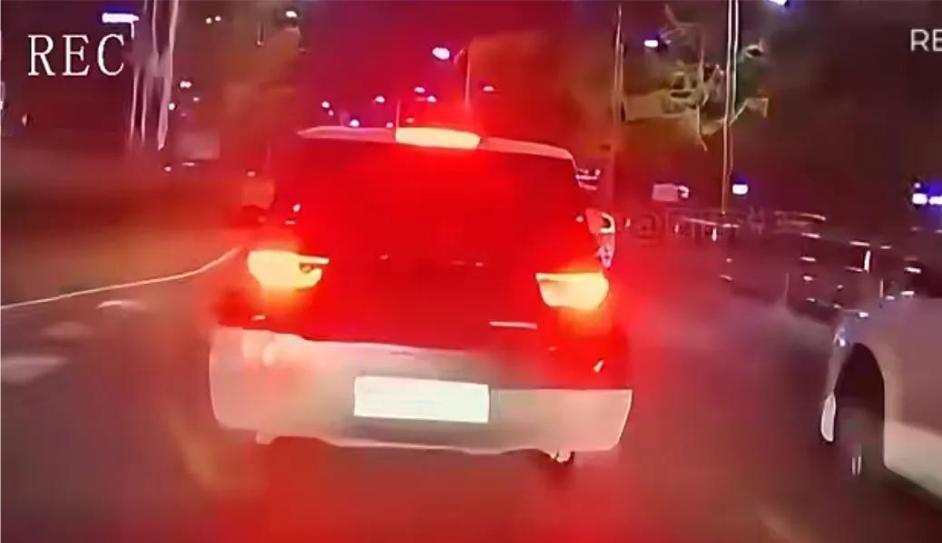 你在路上被挡住过路吗？
被别过别过车吗？
有时候骑电车，有时候开车，路上会被别车