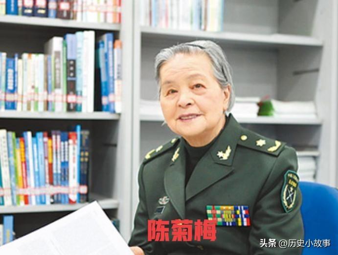 2008年的汶川地震，成都军区某位军长，猛的从凳子上站了起来，厉声训斥一名手下：