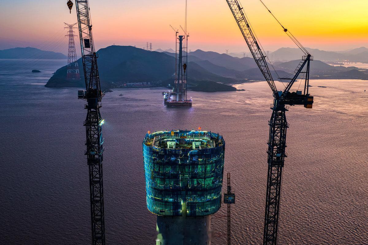 宁波建设者春节坚守西堠门大桥施工一线 2026年马年春节期间，甬舟铁路西堠门公铁