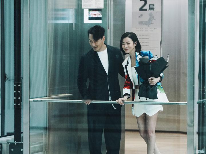 #林峯扫楼全程护着佘诗曼# 我的老天奶！现在都流行发糖鲨人吗！林峯佘诗曼两人扫楼