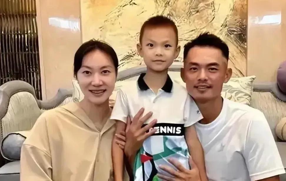 林丹一家三口的合影，感觉林丹儿子和他一点不像，几乎是谢杏芳的翻版。大家觉得呢？