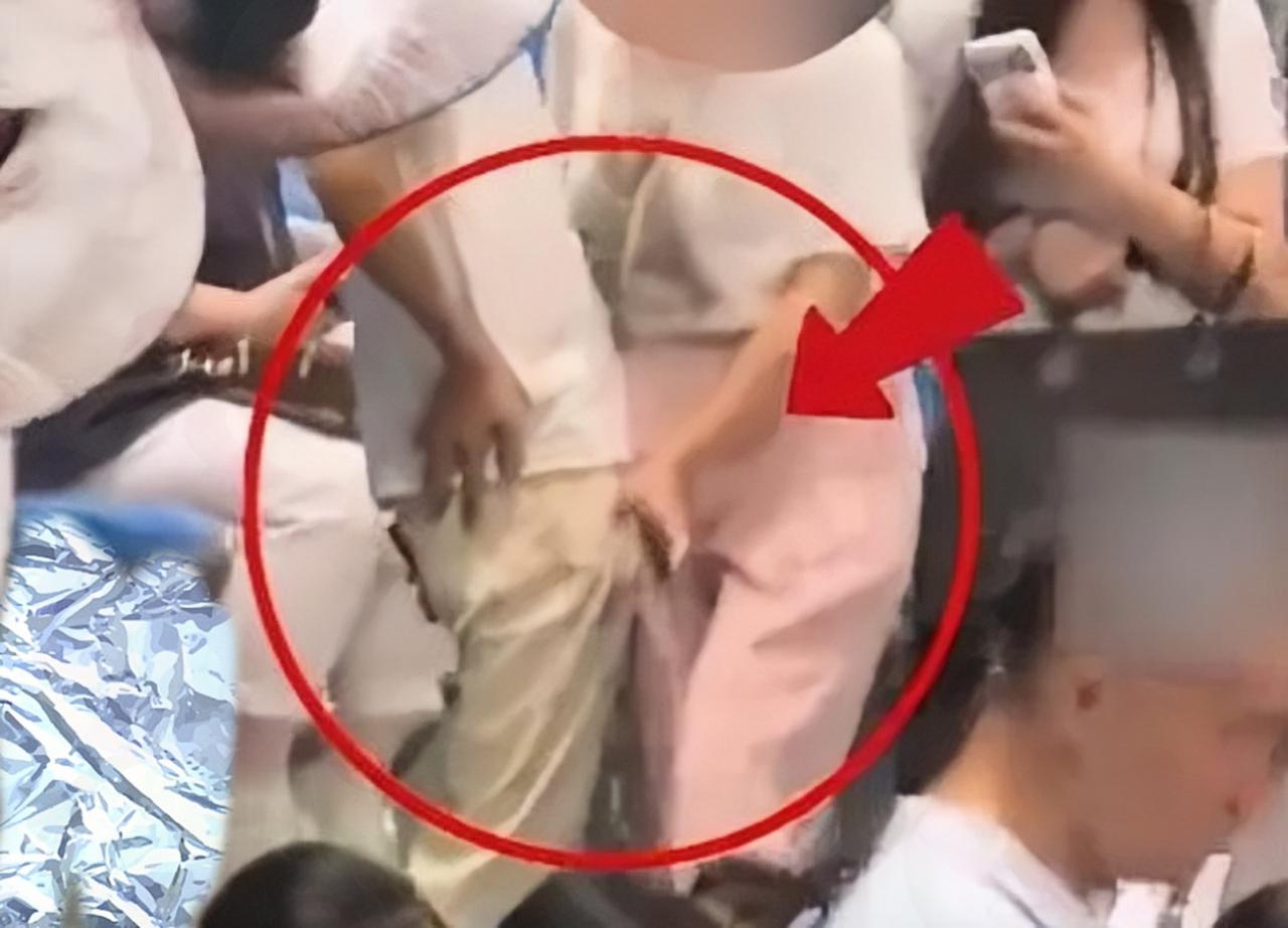 男子当众猥亵多名女性，现场画面太炸裂，恶意顶胯摩擦，警方回应谁能想到！

本该嗨