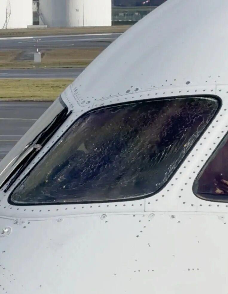 快讯：海航HU492飞北京航班起飞后挡风玻璃破裂紧急返航，有乘客拍到飞机空中放油