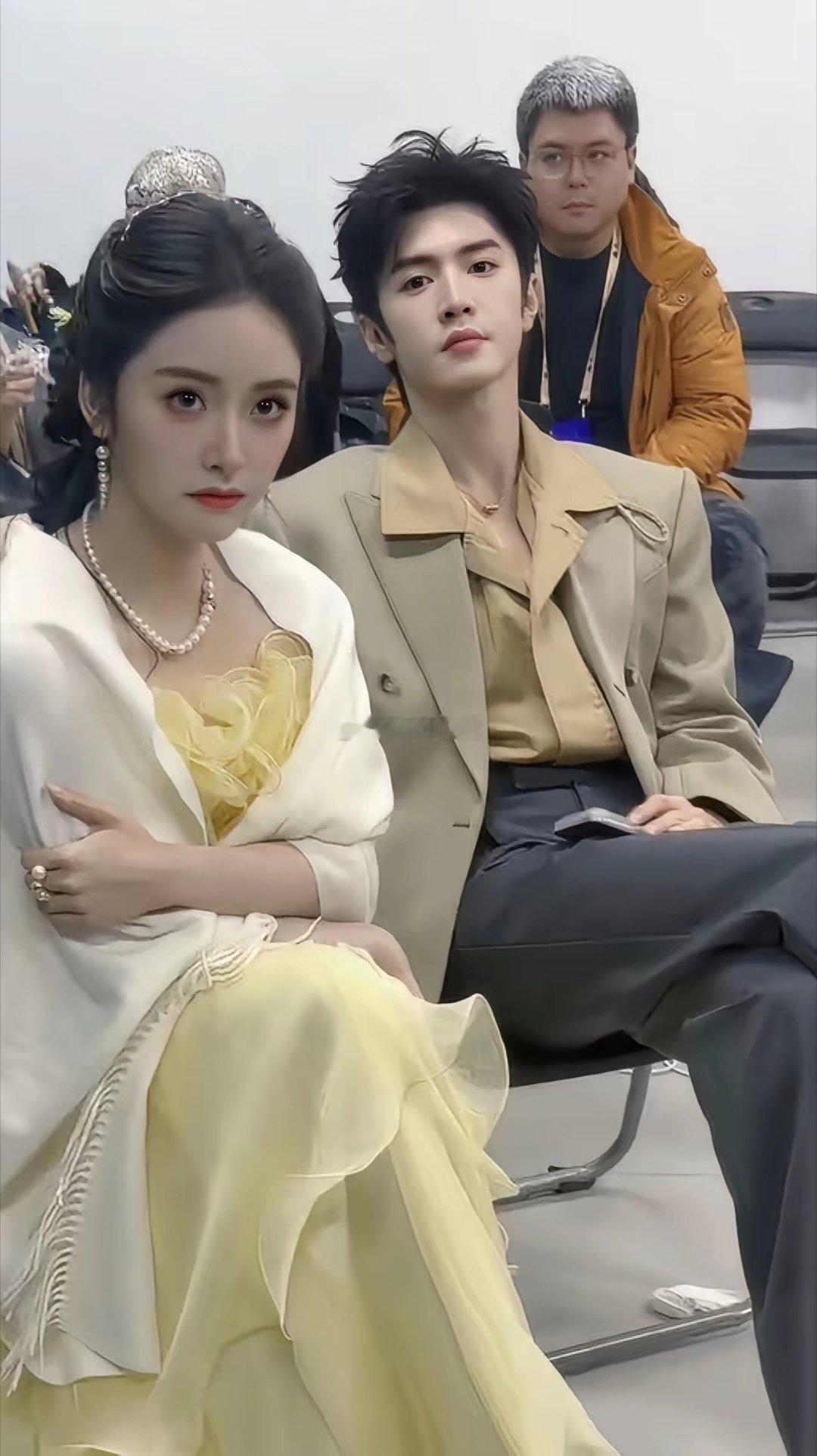 沈月和陈哲远，俩人都过渡了那种青涩期，现在是一个美一个帅的最佳期。俩人就是简单的