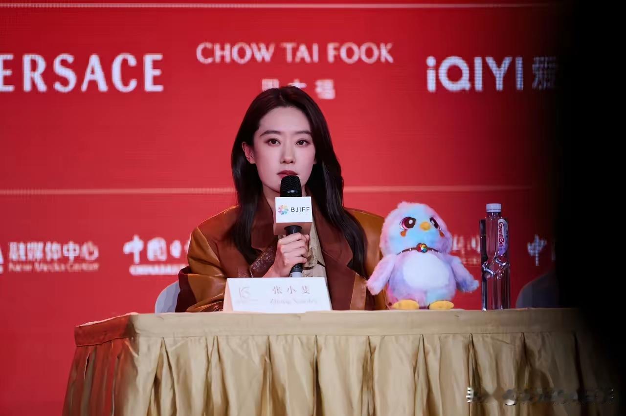 张小斐，40岁了，不结婚，不恋爱，不生娃，浪费资源……
太可惜了……