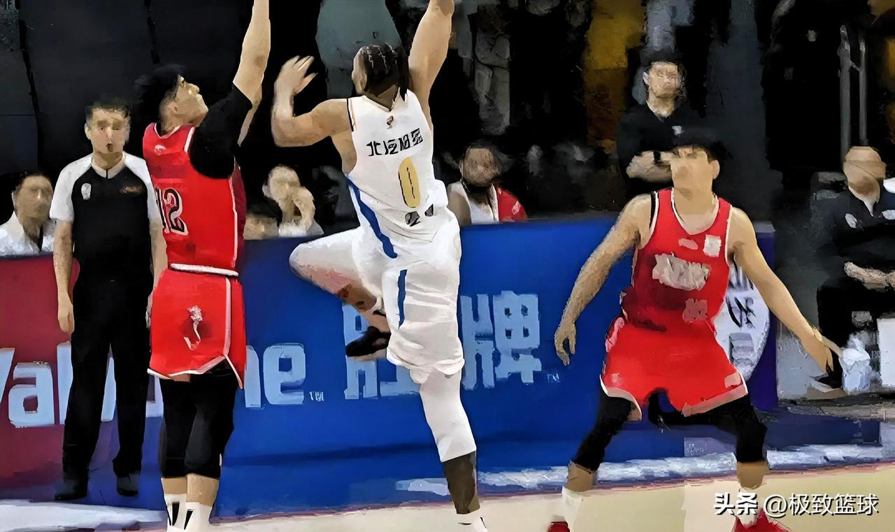 北京新援麦基真是欺负人啊！在今日广州对阵北京的第一节比赛中，麦基持球突破起飞，罚