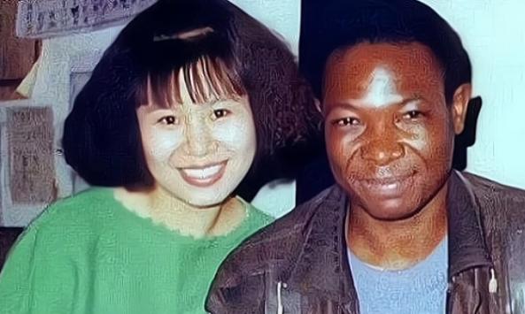 1996年，清华硕士王丽红执意嫁到非洲乌干达，母亲以死相逼，父亲一夜白头，都没能