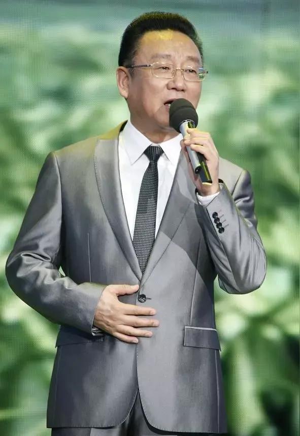 是蒋大为抢了张暴默《敢问路在何方》这首歌的演唱吗？
大家都知道西游记末尾曲《敢问