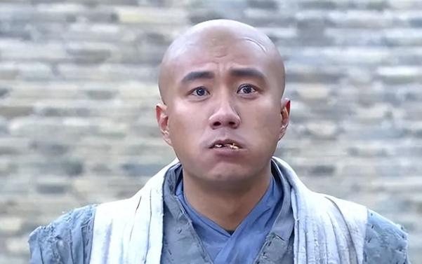 1378年，朱元璋回乡祭，路过寺庙进去烧香，他问老和尚：“朕需要跪吗？”
 
朱