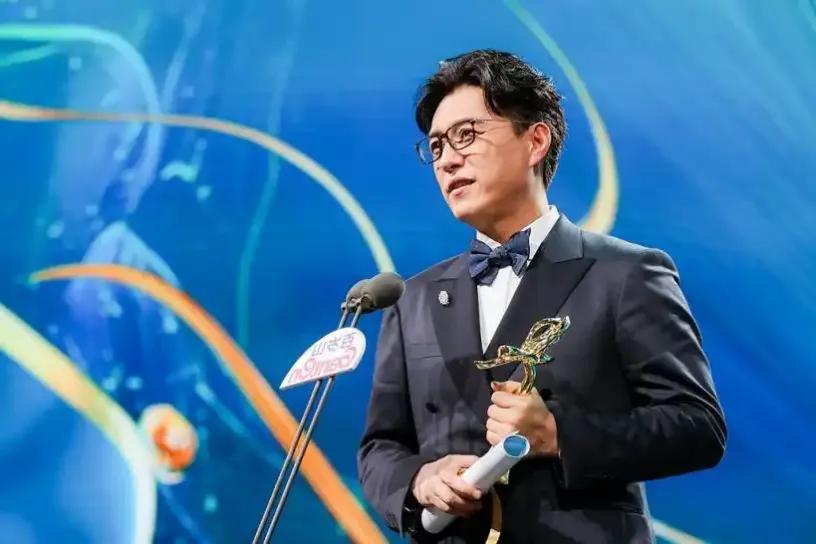 靳东就不愧是靳东，他因《西北岁月》获白玉兰最佳男主角，发表获奖感言时大大方方地说