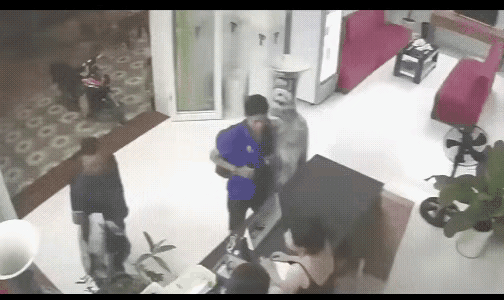 店家仓库里摆满了这些大花瓶，即不出卖也不推销，这摆出的财路让人震惊，果然是生财有