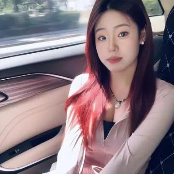 车内自拍照，红色长发配粉色西装，美到爆！粉色自拍 红裙拍照姿势 紫色自拍 西装紫