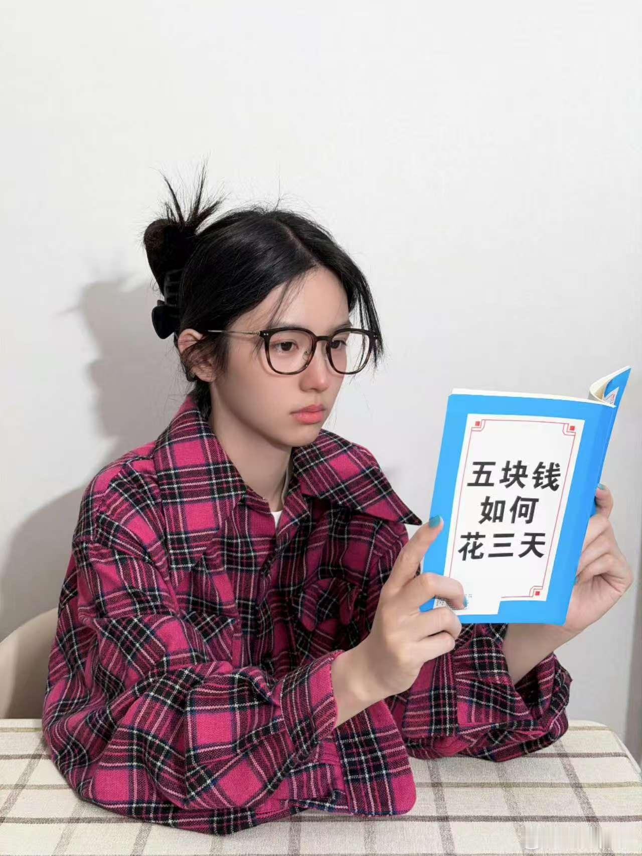 周也说爱搞钱的女孩最有出息 夏晓兰从摆摊到商界女王，用搞钱活出大女主剧本。爱搞钱