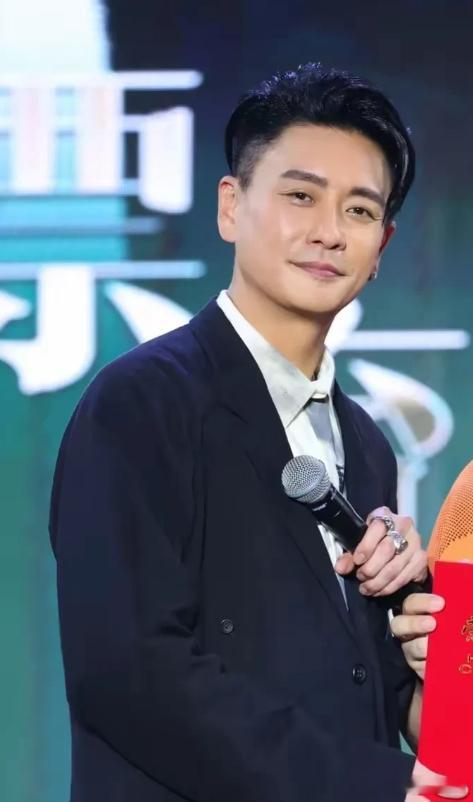 主持人问黄宗泽：你都44岁了，为什么还不结婚？黄宗泽说：我都没有女朋友，怎么结婚