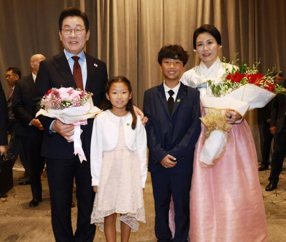韩国总统李在明访问日本，第一夫人金惠景身穿民族服饰，和金建希的幼态脸截然不同。