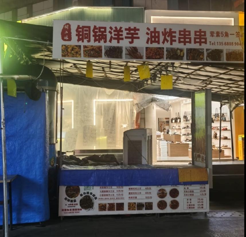人去楼空。曾经排着队、满满人间烟火气的小摊现在收拢干净，铺上篮布，孤零零地立于街