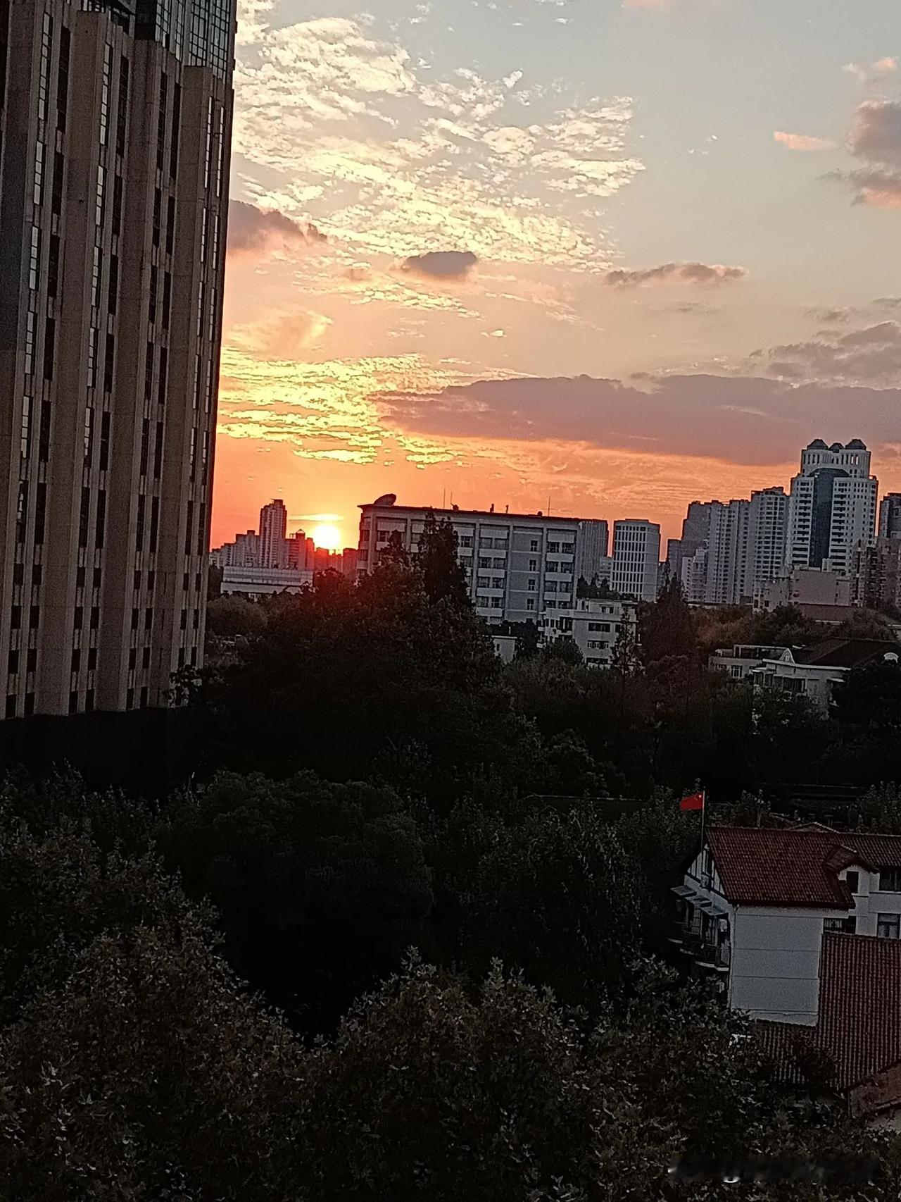 卢先生的言论真是一言明百意，能坐驰驭万象，直击问题要害，让人一点就通，佩服！ 