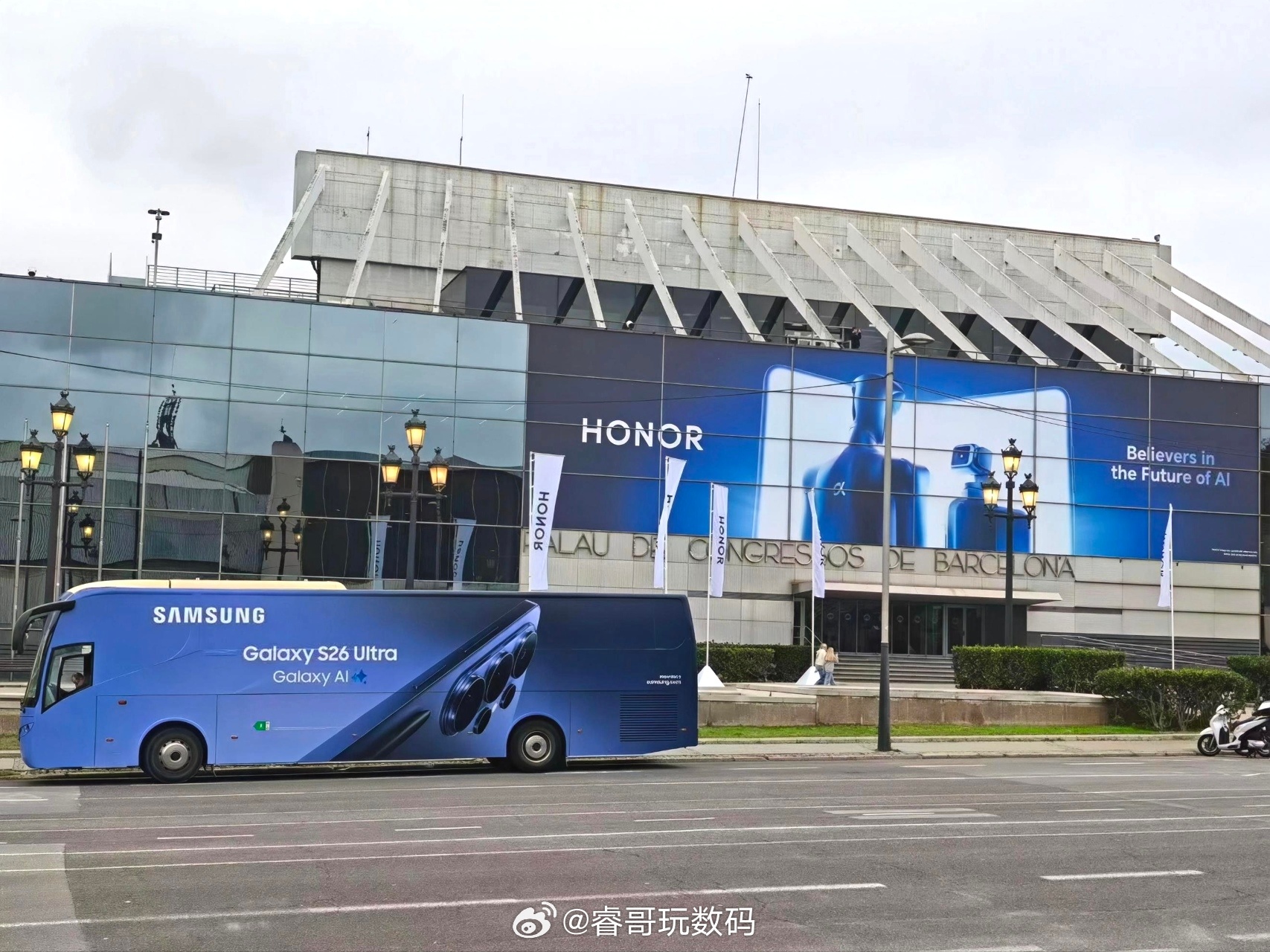 MWC2026 真是风水轮流转啊，十年前三星死磕苹果，如今火力瞄准荣耀从iPho