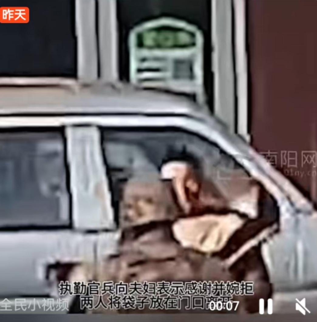 15万现金，一个军营门口，一场特殊的“捐赠”与“归还”，最近在网络上引发了不少讨