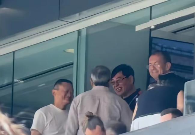 马云真有钱啊，马云远赴美国观看2026世界杯决赛，他没有坐在普通大众观众席，而是