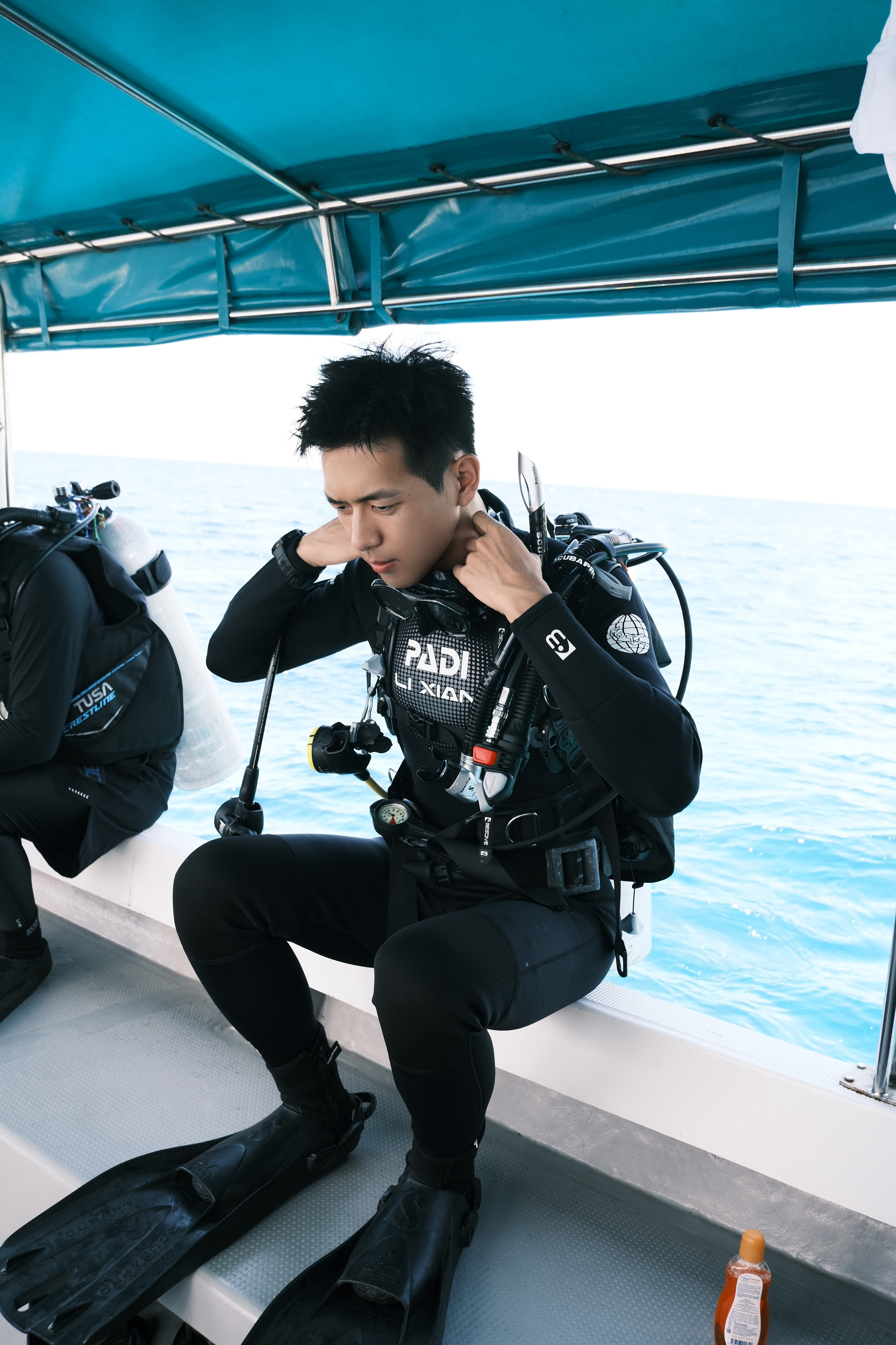 李现遇见与万物共鸣的自己李现顺毛黑T照 李现顺毛黑T照，李现遇见与万物共鸣的自己