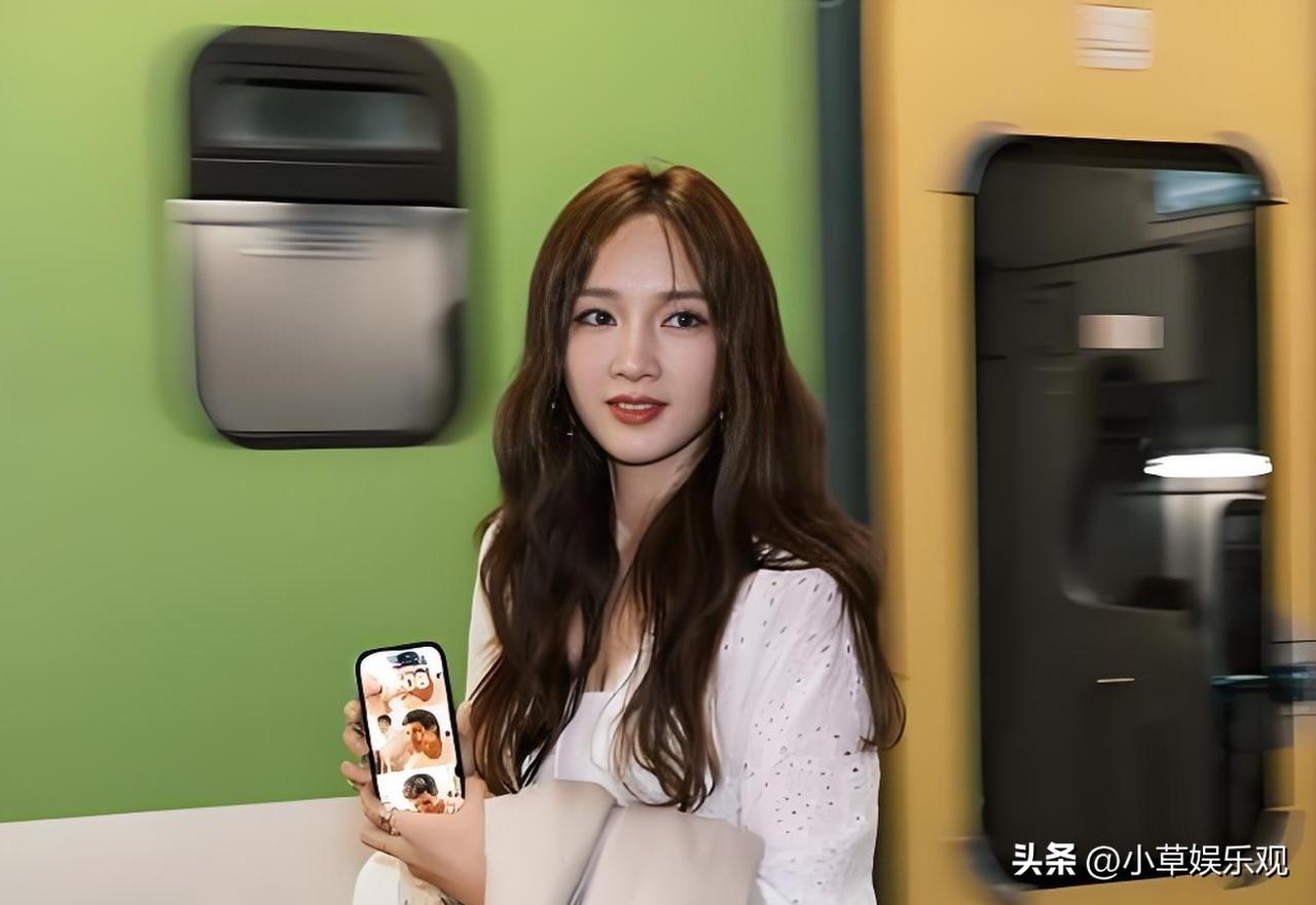 孟佳受邀看秀被门口保安拦住孟佳被拦在秀场外，那句“站得不够高”戳破了圈内最现实的