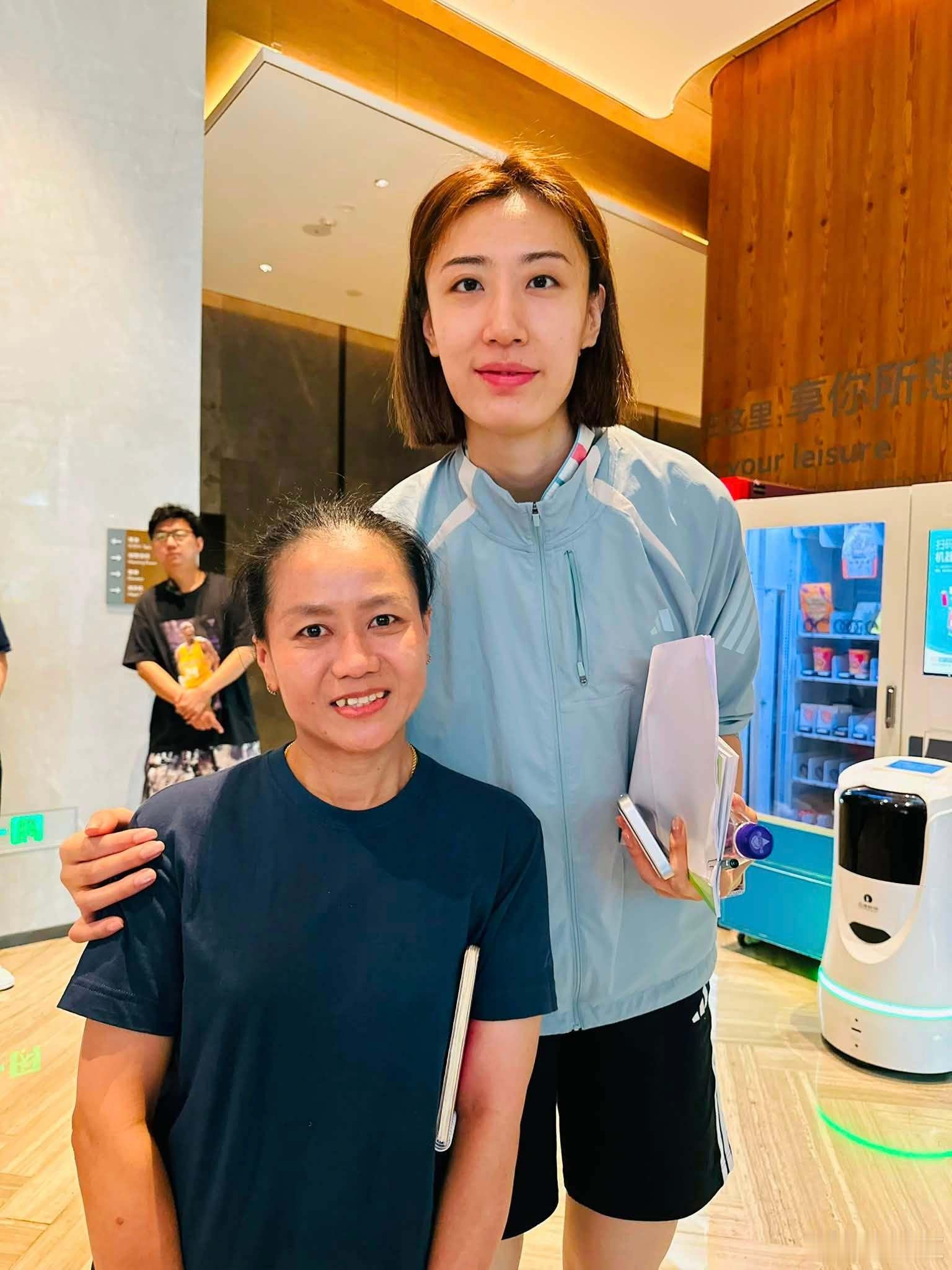王媛媛中国女排王媛媛和一位泰国球迷合影……