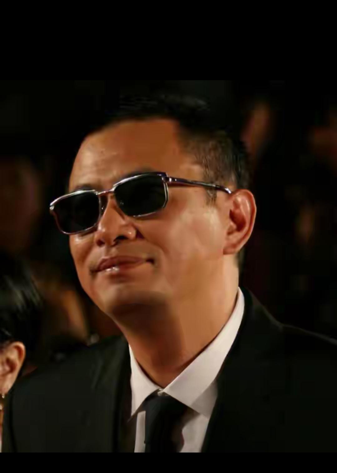 一段私密录音炸出来的，哪里是王家卫的吐槽？分明是把他几十年“艺术大师”的滤镜撕得