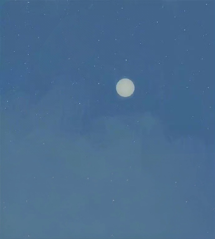 愿所有的美好，都集于你身上，驱赶一天疲惫，枕着轻柔月光，伴着好梦入睡。 