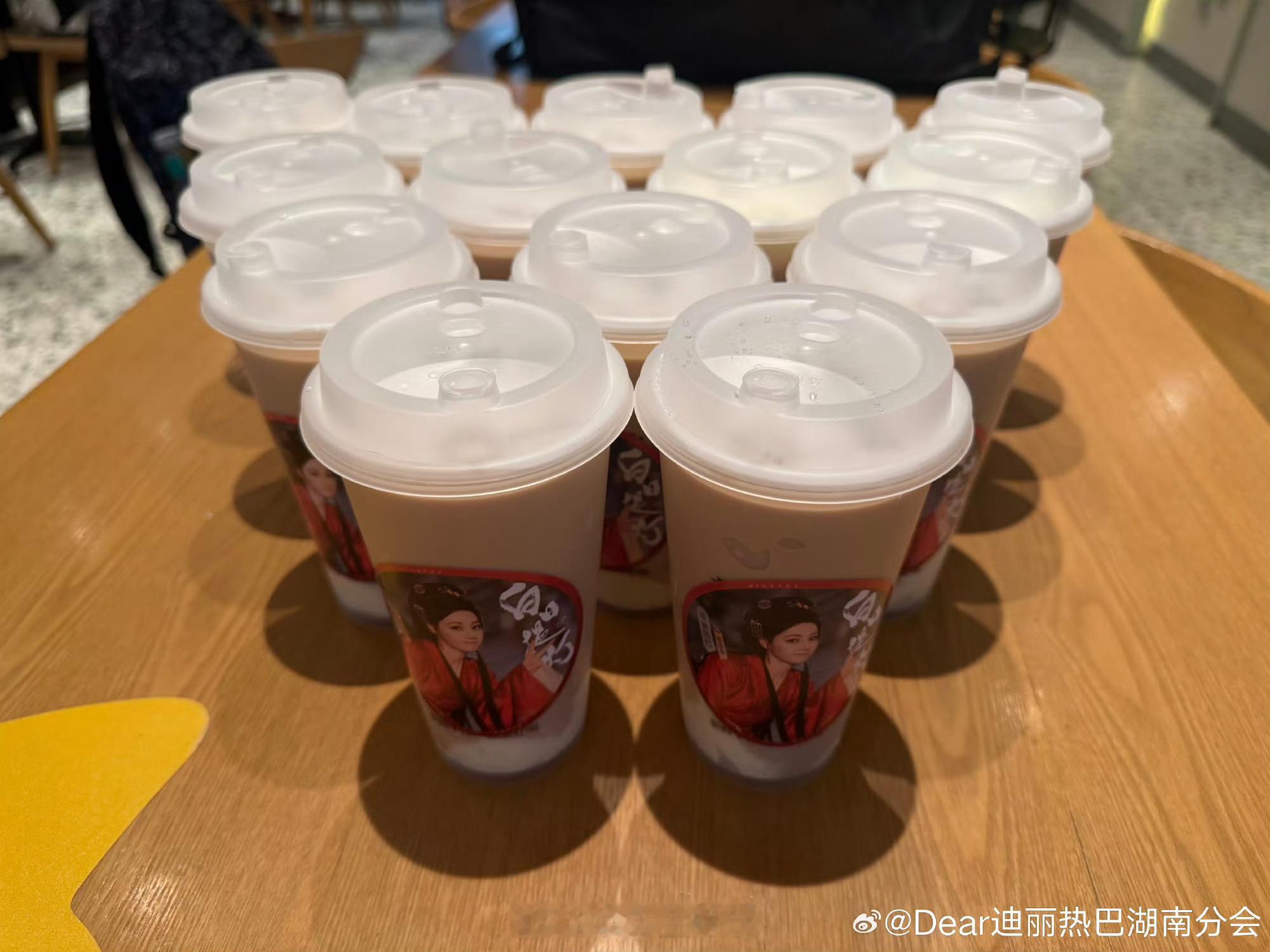 这个迪丽热巴简直爱粉丝第一名！迪丽热巴给粉丝准备鸡汤迪丽热巴请粉丝喝鸡汤