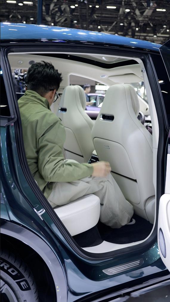 广州看车，爸妈盯空间耐用，我迷智能配置，各执一词互不相让。试驾多款后，聚焦安全、