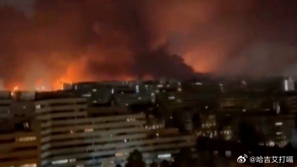 凤凰新闻【伊朗首都国际机场遭遇猛烈空袭，现场出现剧烈爆炸，视频曝光】据CCTV国